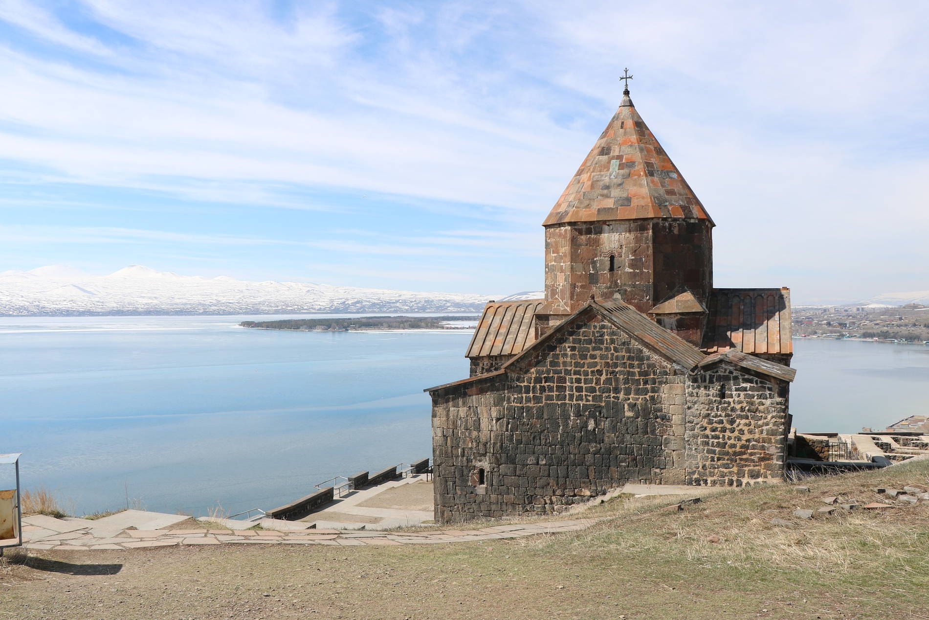 Кредит севан. Озеро Севан Армения. Севан озеро в Армении Цахкадзор. Церковь на Севане Армения. Монастырь Севанаванк.